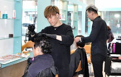 カラーをしている