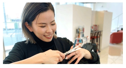 カットをしている教頭