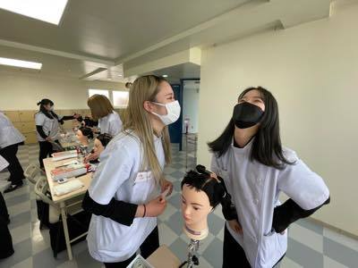 大爆笑する２人