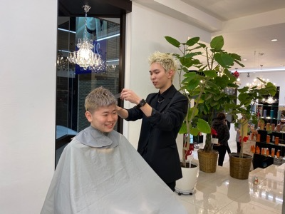 カットをしているスタイリスト