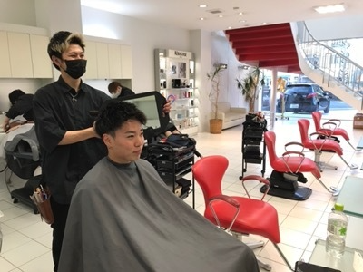 笑顔で接客しているスタイリスト