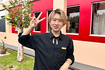 ピースしてる男子生徒