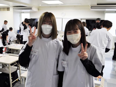 笑顔でピースする２人