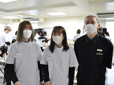 教室で３人笑顔