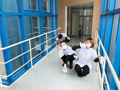 廊下に座ってる2人