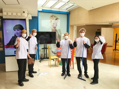 5人でピース
