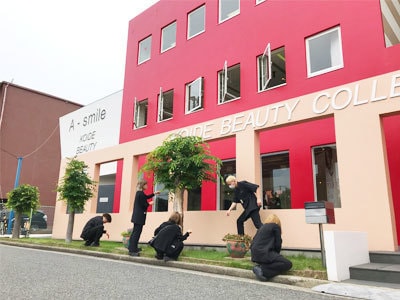 学校前を掃除する5人