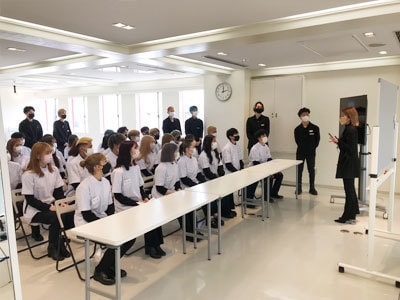 集まって終礼中
