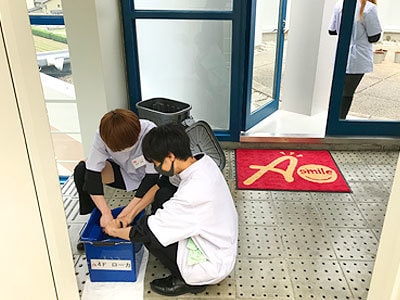 雑巾を絞っている2人