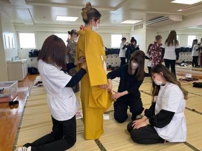 先生からの着付け指導