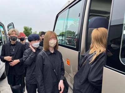 バスに乗り込む