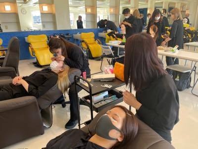 相モデルでアイラッシュのレッスン