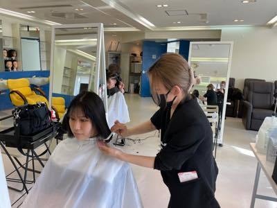 1年生が2年生にカットをお願い