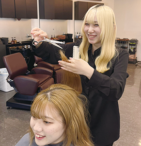 カットしている四手井さん